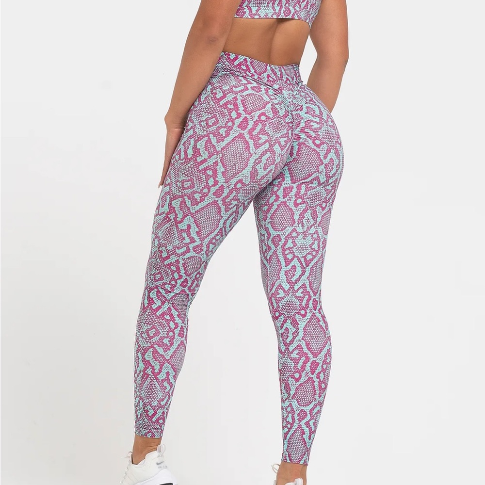 NWT VIPER V-CUT SCRUNCH LEGGING size XS LTE!!